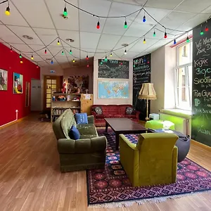 Cinnamon Sally Backpackers *